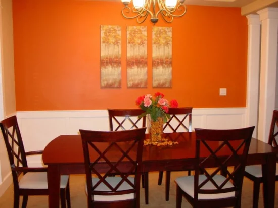 farbe orange esstisch stühle mahagoni wandkunst