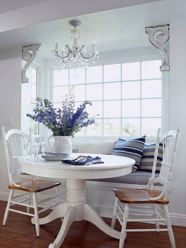 küche design esstisch stühle sitbank blumen lila kronleuchter