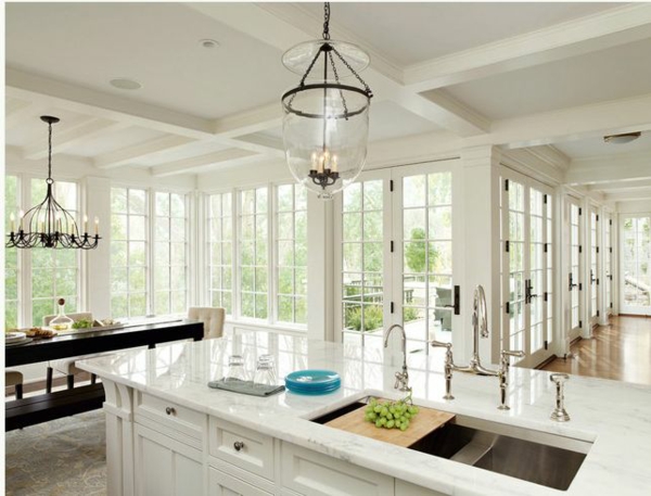küchendesigns kerzenkronleuchter kücheninsel weißer marmor