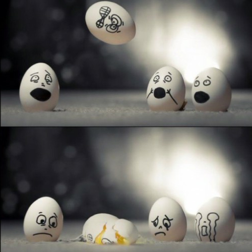 witzige ostereier spielende eier