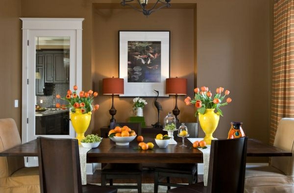 neujahrsvorsätze tischdekoration gelbe vasen orange tulpen