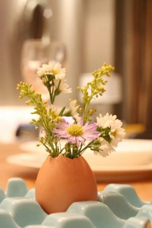 osterdeko basteln vase kleine wiesenblumen