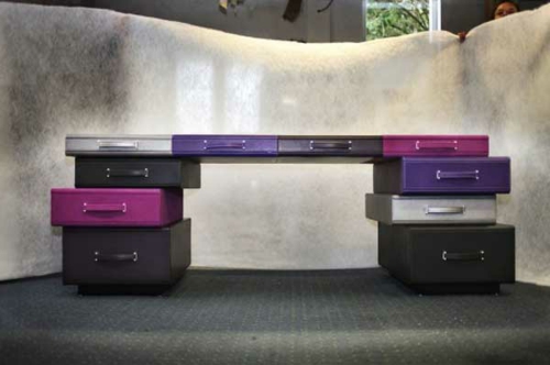 recycelte koffer lila nuancen farben bürotische schreibtische