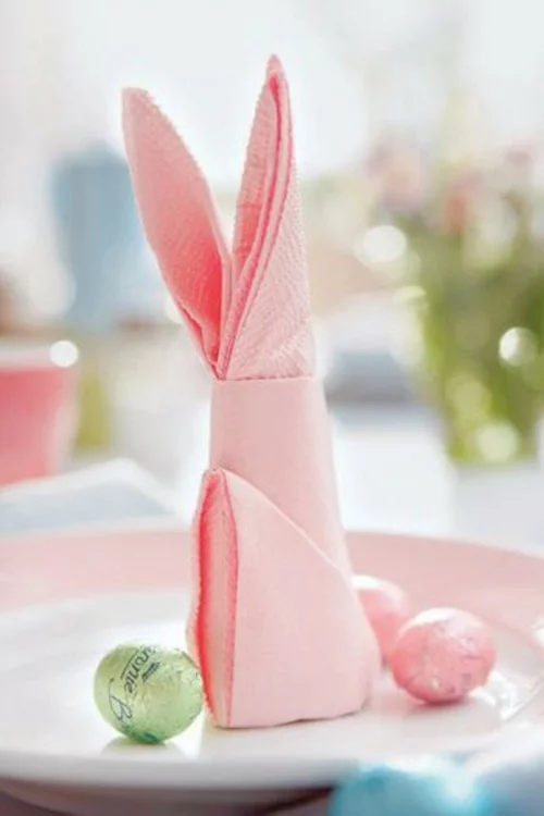 tischdeko zu ostern rosa serviette osterhase