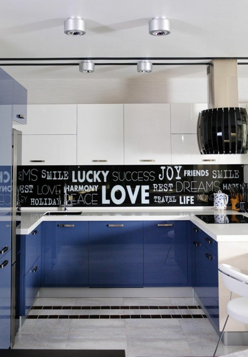 ergonomische küche schwarz blau weiß hochglanz