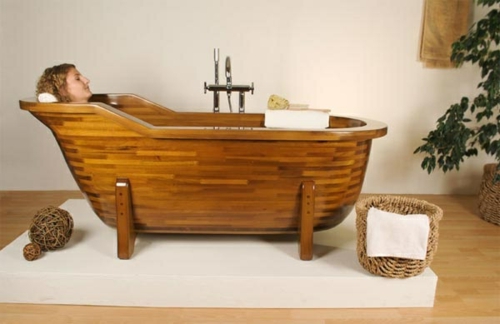 Badezimmer mit Badewannen aus Holz beine