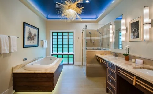 Badezimmer mit Badewannen aus Holz marmor
