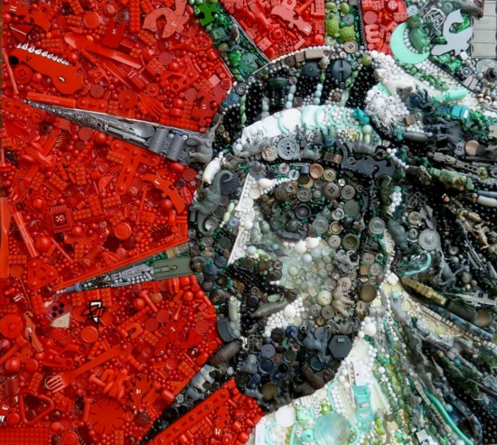 Contemporary Kunst aus recycelten Materialien liberty rot hintergrund