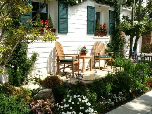Coole Gartendeko sitzecke holz stühle pflanzen veranda