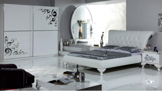 Kommode im Schlafzimmer silbern aussehen design bett seide