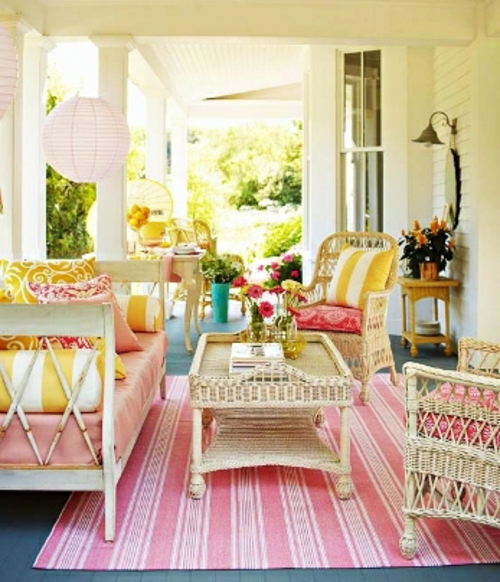 Gemütlichen Balkon gestalten rosa teppichläufer rosa streifen