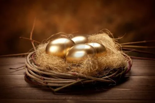 Goldene Ostereier basteln nest rustikal