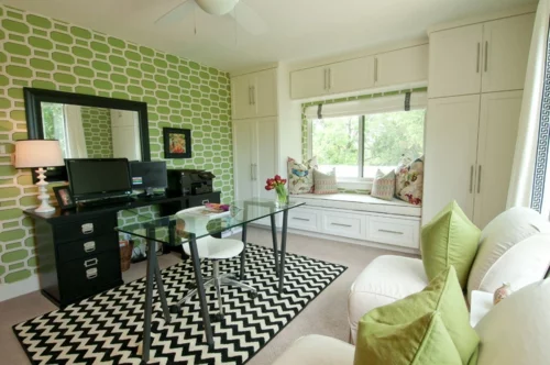 Home Office tisch sessel grün wandgestaltung teppich schwarz weiß