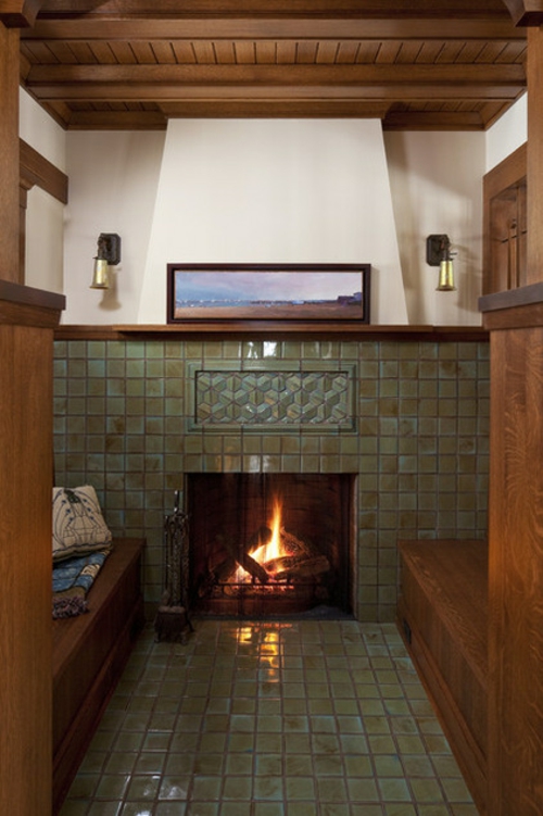 Kaminofen und Kamineinsatz bieten eine gemütliche Kaminecke