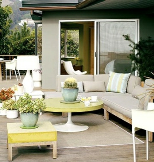  Terrasse gestalten liege tisch rund grün blumentopf