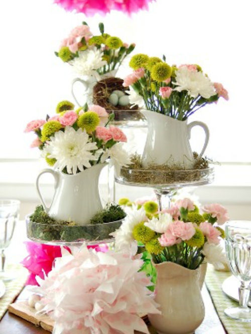 Osterdeko mit Frühlingsblumen frisch keramisch vasen