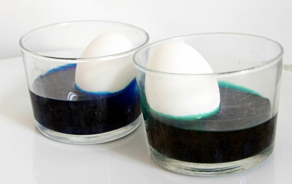 Ostern eier bemalen bunt heiß wasser farben bunt