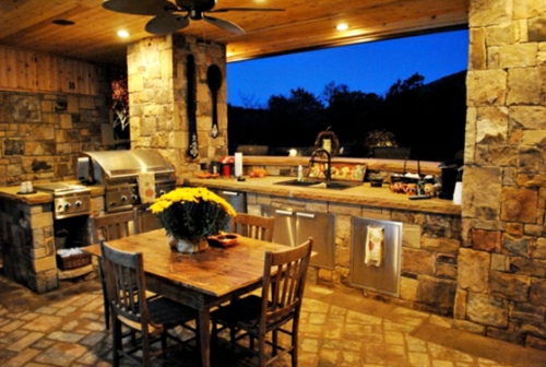 Outdoor Küche mit Grill holz tisch stühle