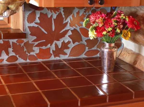 eigenartige Küchenrückwand braun orange herbstblätter