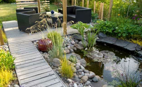 cooler Garten elegant arrangiert wasseranlage  steine