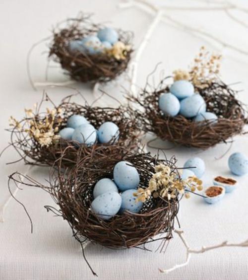 Tischdeko zu Ostern eierschale blümchen blau wachteleier