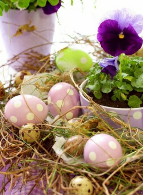 Tischdeko zu Ostern eierschale getupft rosa weiß