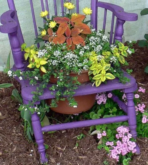 alte gegenstände lila stuhl pflanzenkübel