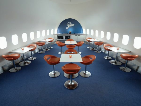 orange blaue futuristisch hotels essen drinnen
