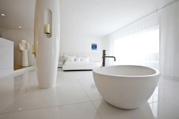 badewanne schlafzimmer valentinstag romantisch bettdecke weiß oberflächen