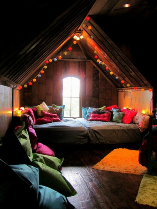 dachzimmer romantische beleuchtung lichterkette farbig glühbirnen