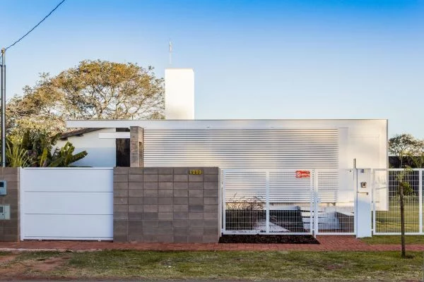 einzigartiges architektenhaus in brasilien 12 20 haus alex nogueira vorhof zaun