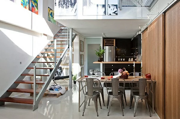 esszimmer esstisch mit stühlen treppe geländer transparent