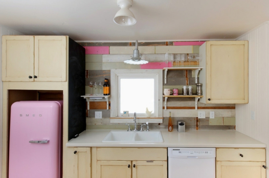 farbgestaltung küchengestaltung ideen wandfarbe kühlschrank rosa