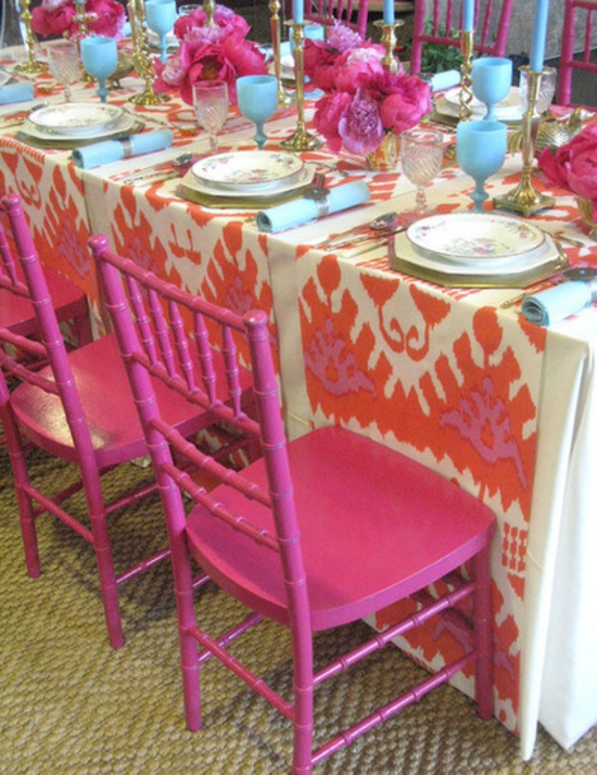 farbgestaltung und bunte wohnideen rosa pink tischdeko esstisch esszimmerstühle