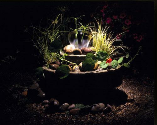 gartenbeleuchtung tipps ideen pflanzen garten fontäne unterwasserstrahler