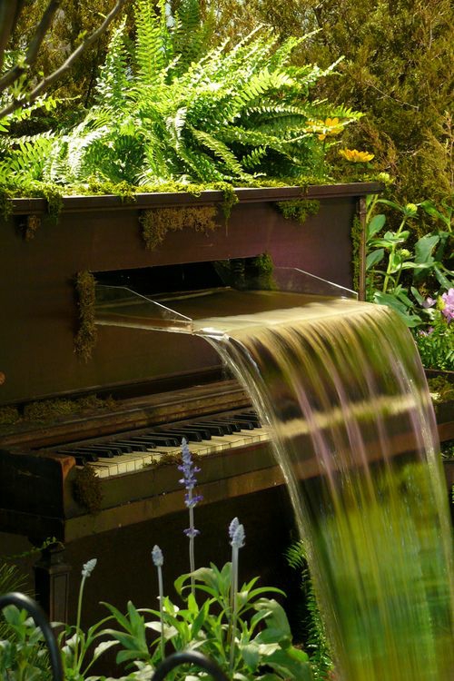 gartenmöbel ideen außenmöbel künstlerisch altes klavier wasserfall