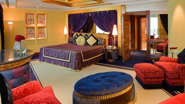 luxus hotelzimmer möbel in lila und blau