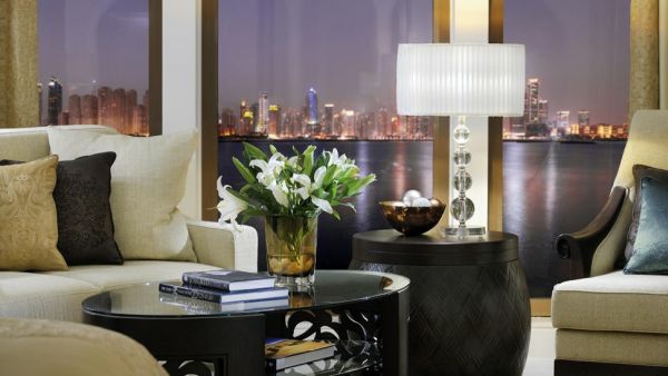 luxus hotelzimmer weiße stehlampe