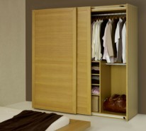 Moderner, massiver Kleiderschrank im Schlafzimmer – die beste Garderobe aussuchen