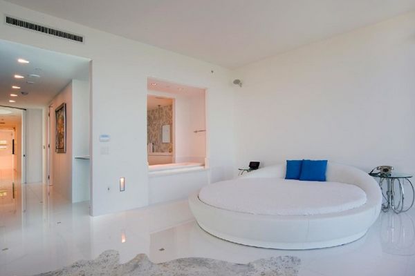 minimalistisch rundbett schlafzimmer weiß boden hochglanz