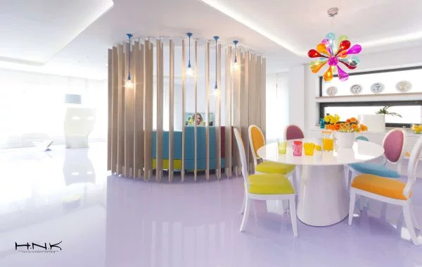 modernes apartment mit lebendiger farbpalette nicola katrib esszimmer