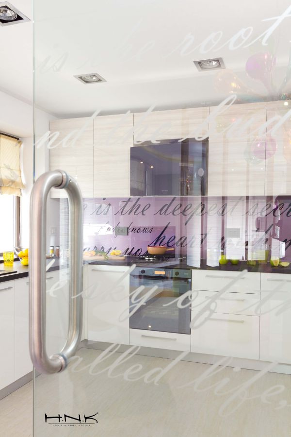 modernes apartment mit lebendiger farbpalette nicola katrib küche