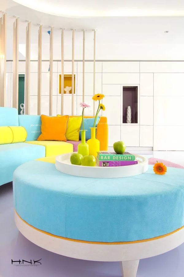 modernes apartment mit lebendiger farbpalette nicola katrib wohnzimmer sofa