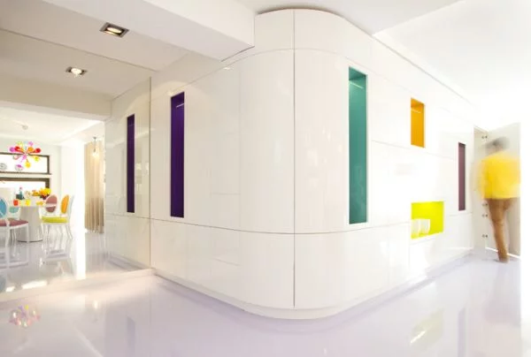 modernes apartment mit lebendiger farbpalette nicola katri 