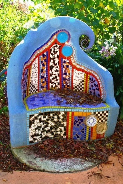 mosaik im garten fantasievoll abstrakt mulch