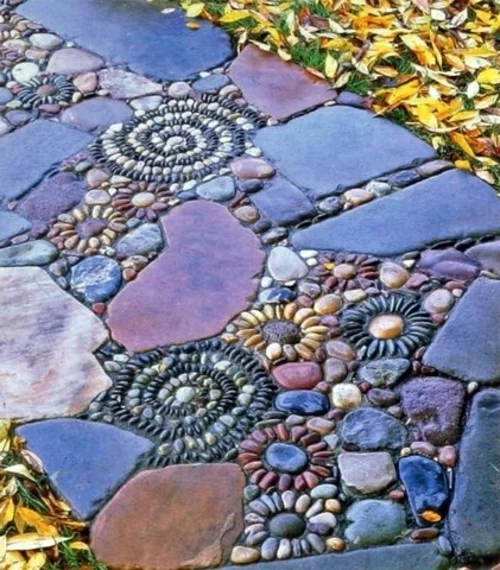 mosaik im garten lila blau florale muster steinplatten