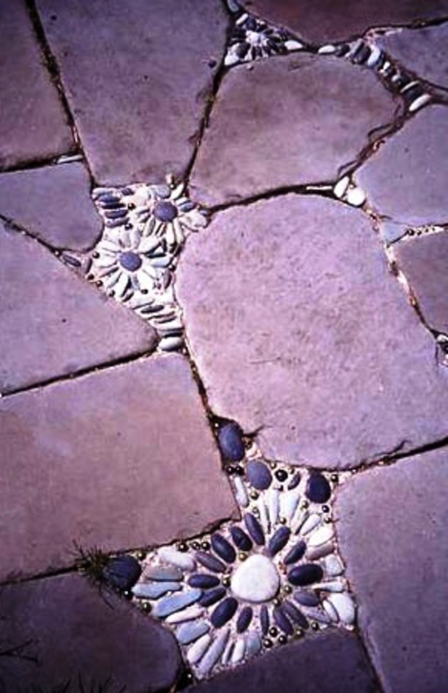mosaik im garten steinplatten lila steine