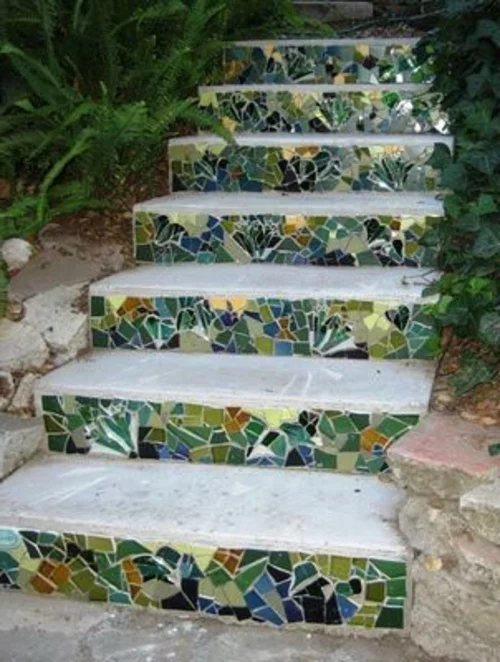mosaik im garten treppe abstrakt