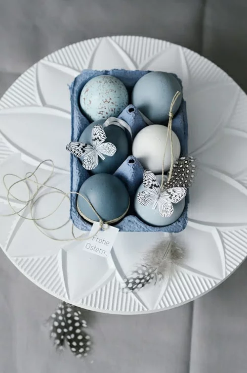 osterdekoration blaue eier papierschmetterlinge