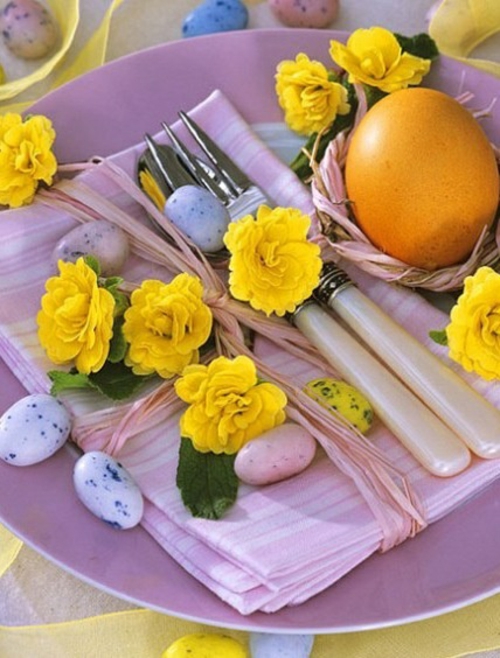originelle osterdekoration marmortechnik eier gelbe blüten